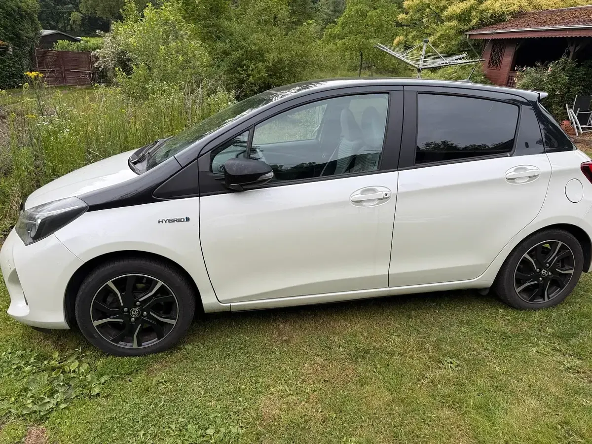 Gebraucht Toyota Yaris 73 PS (53 kW) 2015 Weiß Kleinwagen