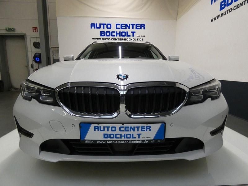 Weiß Gebraucht 2021 BMW 318 Advantage Kombi | 17.900 € (Etwas zu teuer) - Bild 1/4