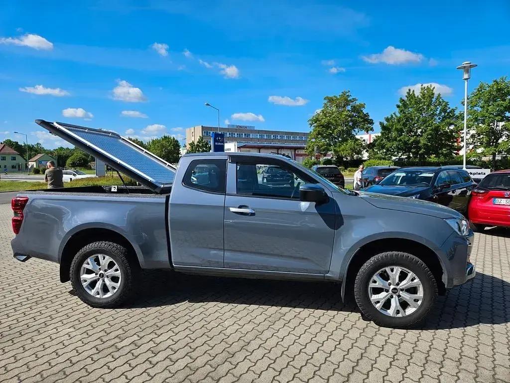Gebraucht Isuzu D-Max 163 PS (119 kW) 2024 Grau SUV