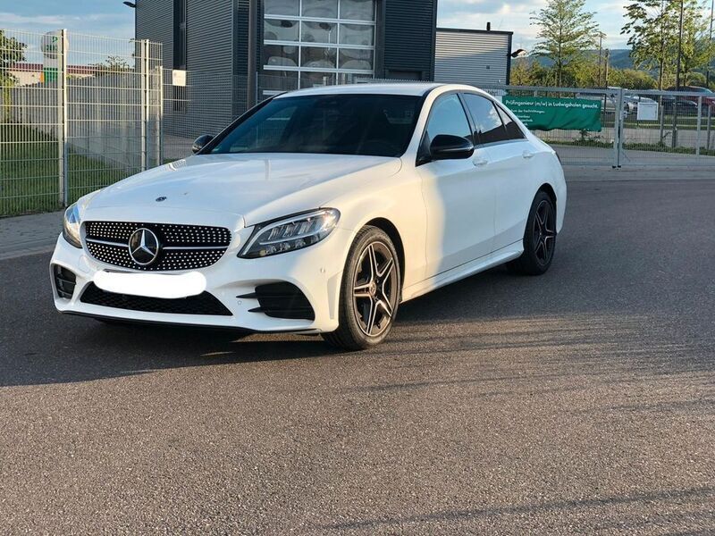 Weiß Gebraucht 2019 Mercedes C180 AMG line Limousine | 19.000 € (Fairer Preis) - Bild 1/4
