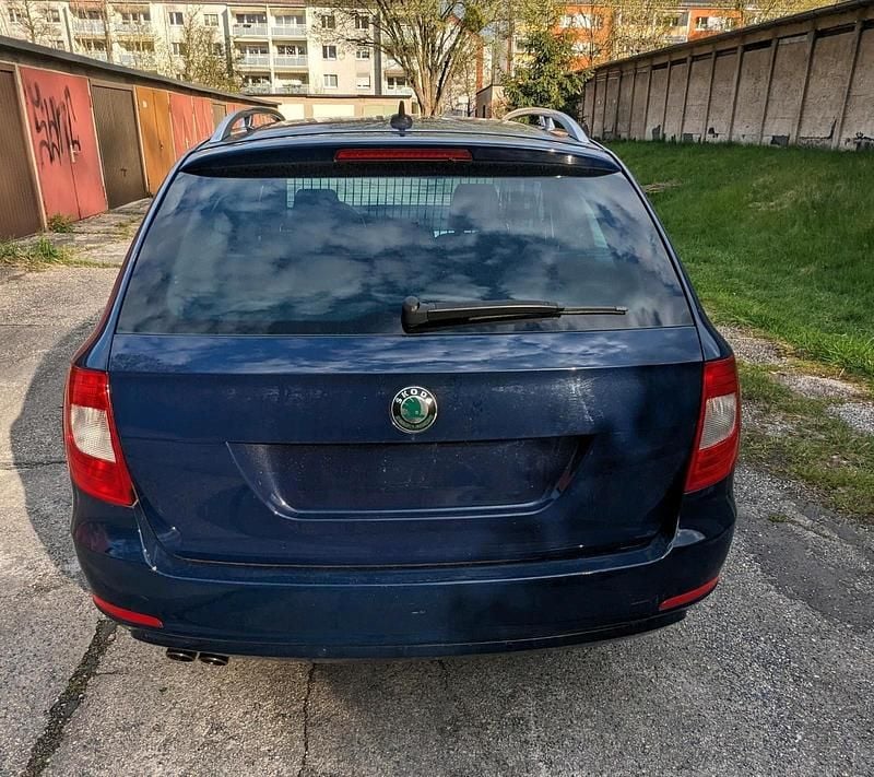 Używany Skoda Superb 160 KM (117 kW) 2012 Niebieski Kombi