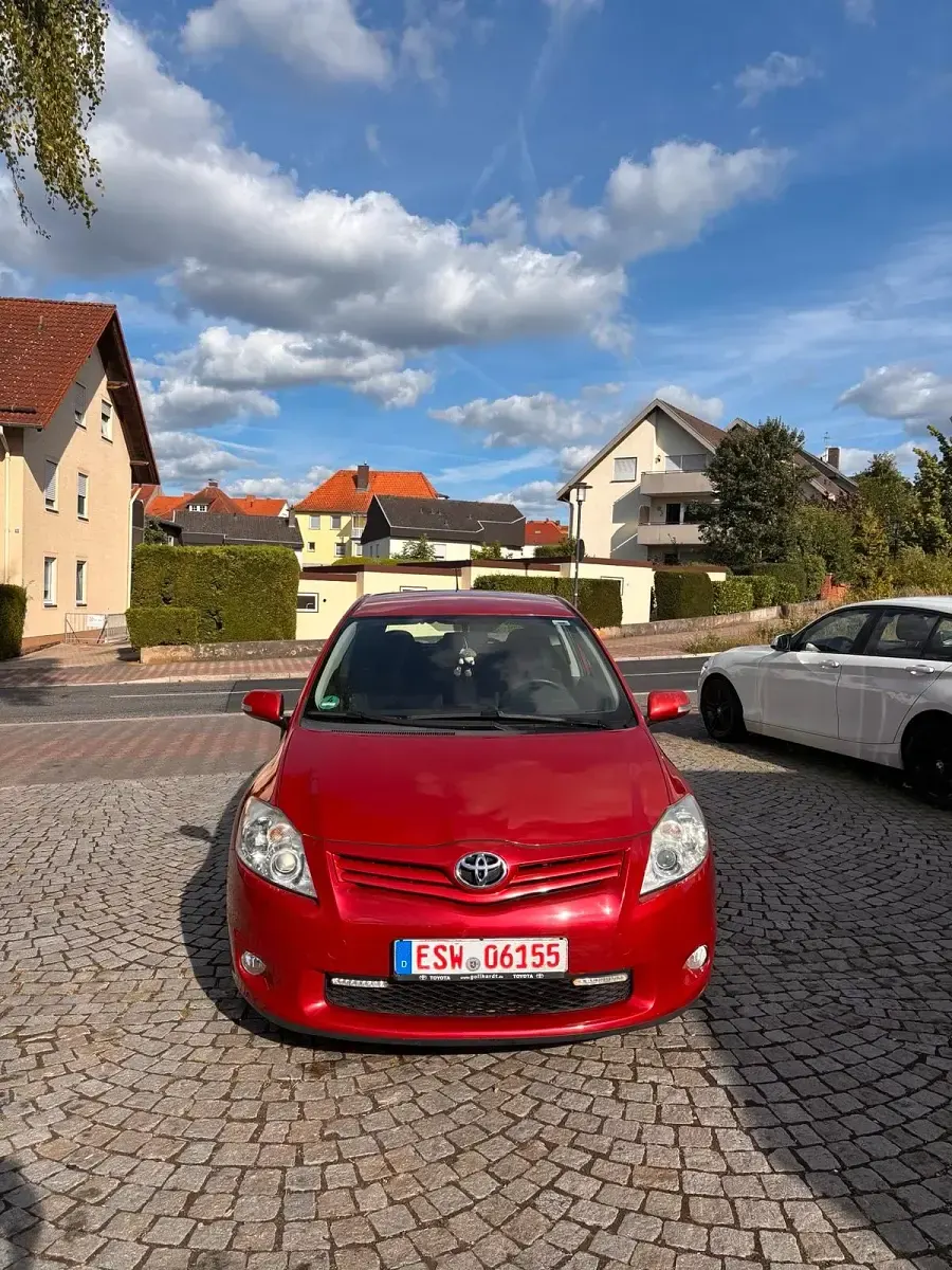 Gebraucht Toyota Auris 100 PS (73 kW) 2012 Rot Kleinwagen