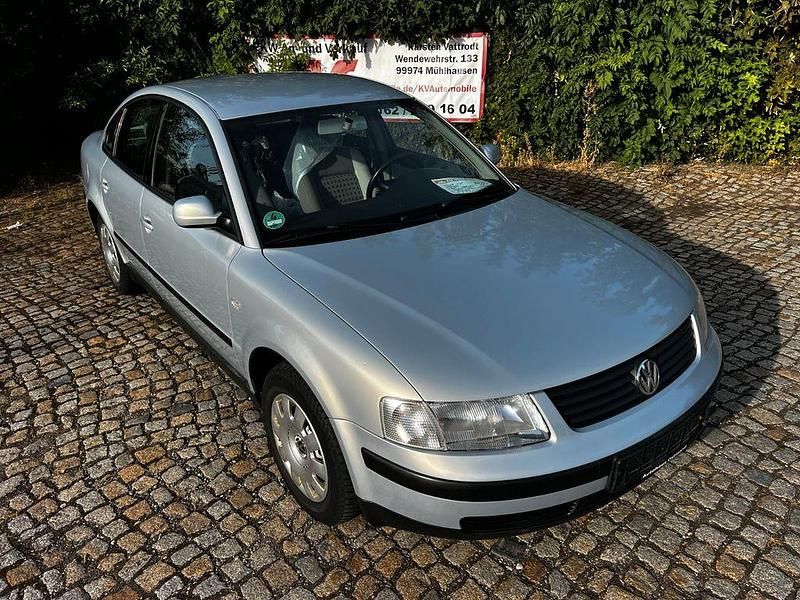 Silber Gebraucht 2000 VW Passat Limousine | 1.800 € (Fairer Preis) - Bild 1/4