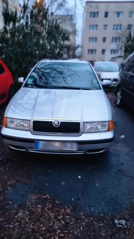 Grau Gebraucht 1999 Skoda Octavia Limousine | 650 € (Superpreis) - Bild 1/3