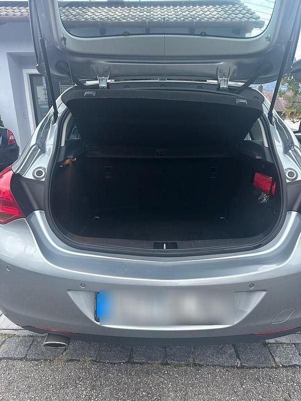 Gebraucht Opel Astra Edition 140 PS (102 kW) 2010 Silber Kleinwagen