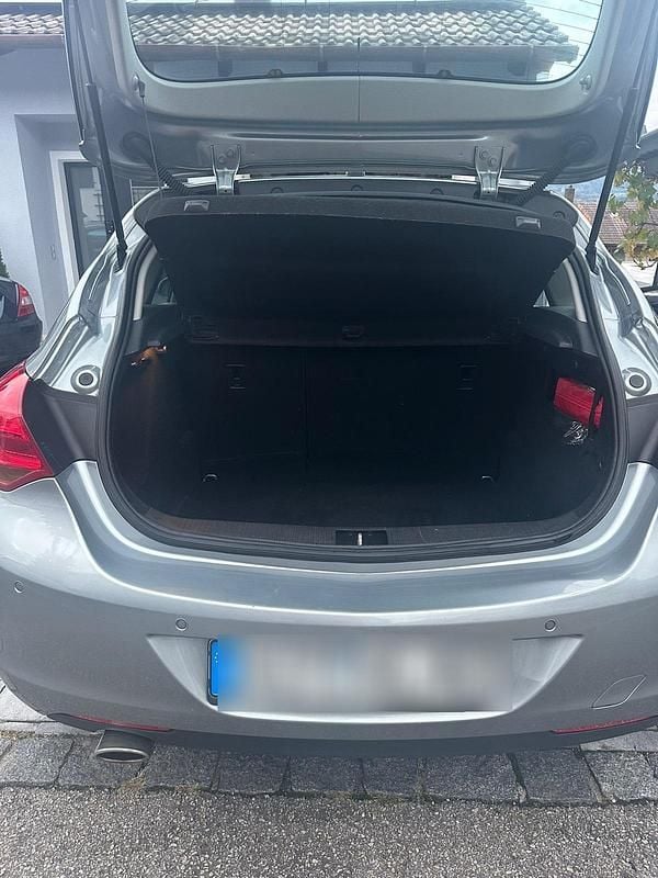 Gebraucht Opel Astra Edition 140 PS (102 kW) 2010 Silber Kleinwagen