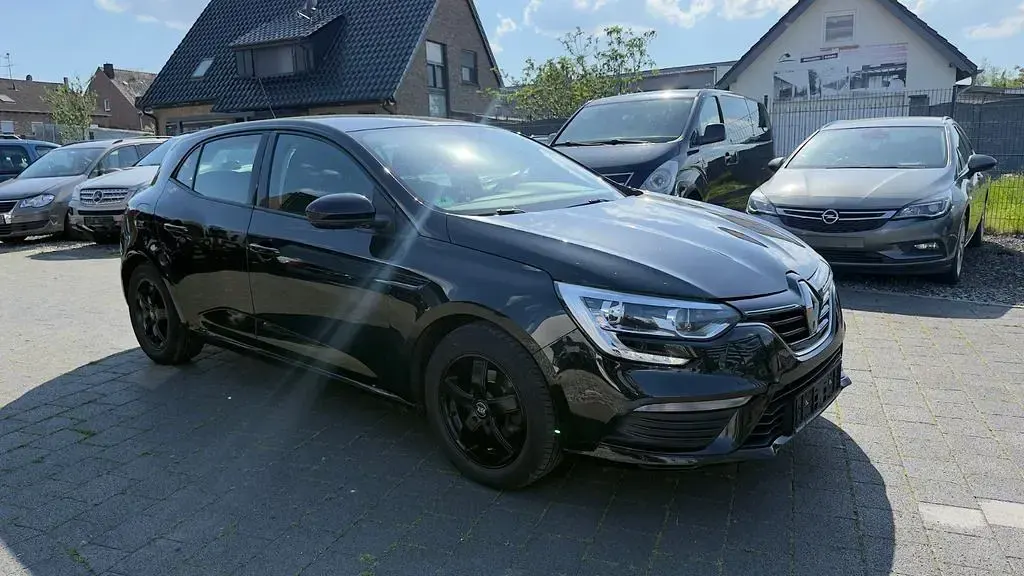 Używany Renault Mégane Play 101 KM (74 kW) 2017 Czarny Sedan/Limuzyna