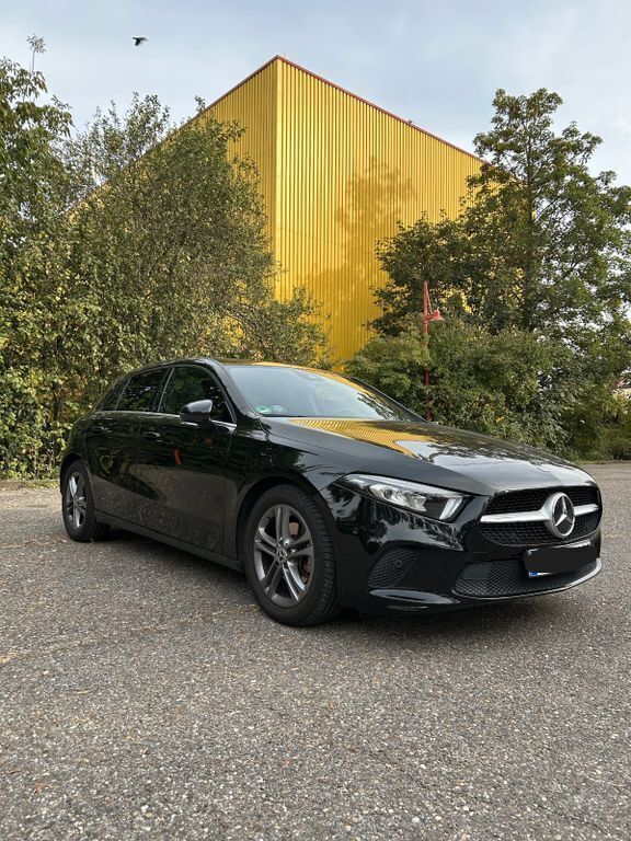 Schwarz Gebraucht 2019 Mercedes A180 Limousine | 19.800 € (Guter Preis) - Bild 1/4