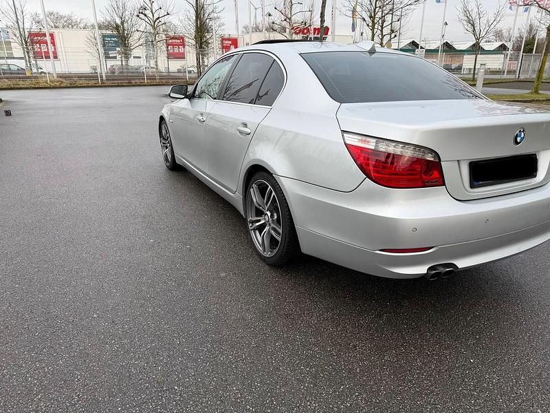 Gebraucht BMW 530 235 PS (172 kW) 2009 Silber Limousine