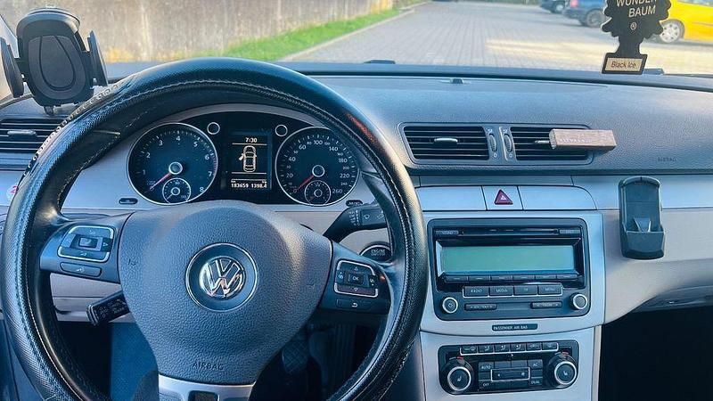 Grau Gebraucht 2010 VW Passat Comfortline Limousine | 2.999 € (Superpreis) - Bild 1/4