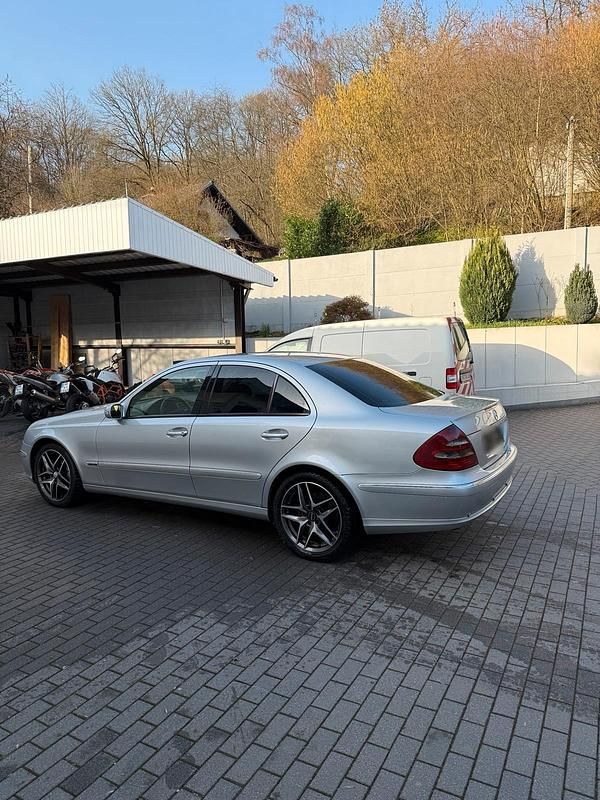 Gebraucht Mercedes E220 150 PS (110 kW) 2003 Silber Limousine