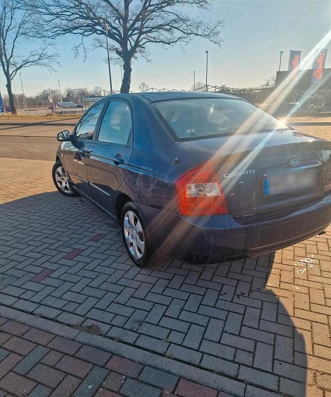 Blau Gebraucht 2006 Kia Cerato Limousine | 1.800 € (Guter Preis) - Bild 1/4