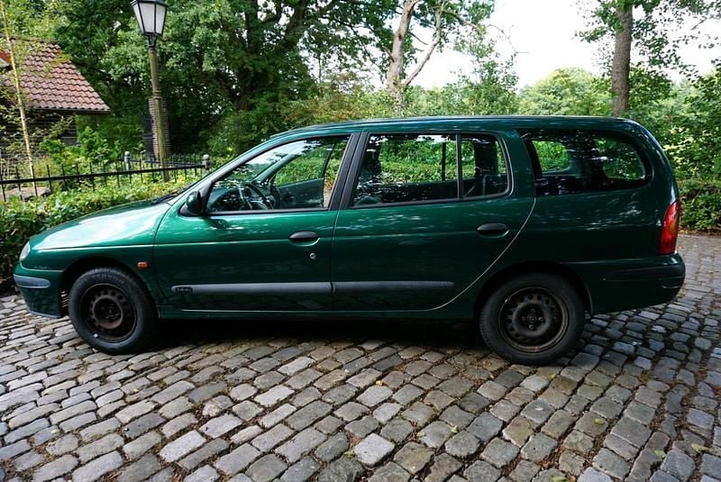 Grün Gebraucht 2002 Renault Mégane GrandTour Kombi | 1.450 € - Bild 1/4
