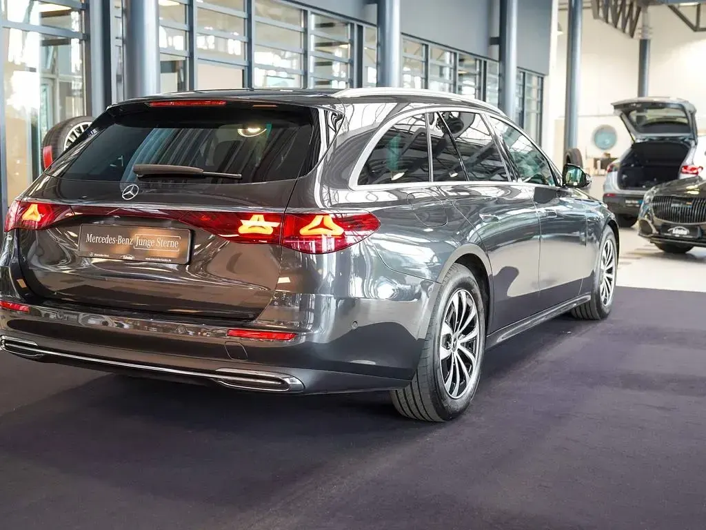 Gebraucht Mercedes E220 Avantgarde 197 PS (144 kW) 2024 Graphitgrau Kombi