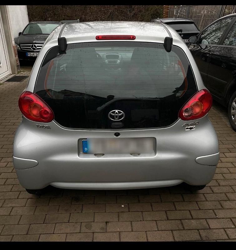Gebraucht Toyota Aygo 68 PS (50 kW) 2008 Silber Kleinwagen