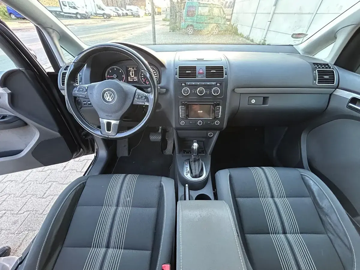 Używany VW Touran Match 140 KM (102 kW) 2012 Czarny Minivan