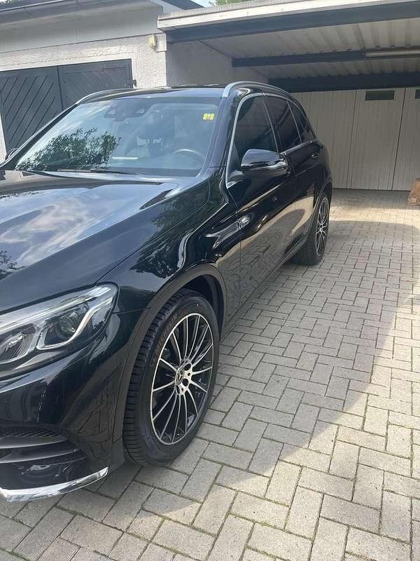 Schwarz Gebraucht 2018 Mercedes GLC250 SUV | 31.900 € (Etwas zu teuer) - Bild 1/4