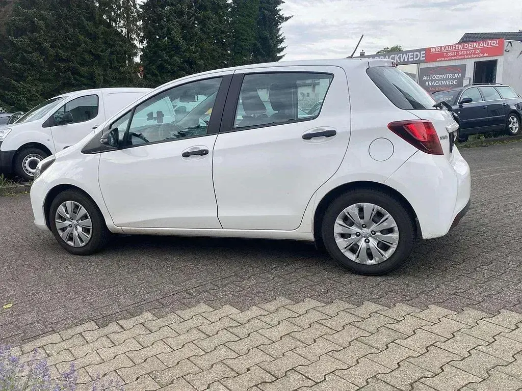 Gebraucht Toyota Yaris 69 PS (50 kW) 2015 Super white 2 Kleinwagen