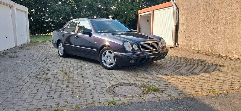 Violet Gebraucht 1997 Mercedes E280 Avantgarde Limousine | 7.500 € (Teuer) - Bild 1/4