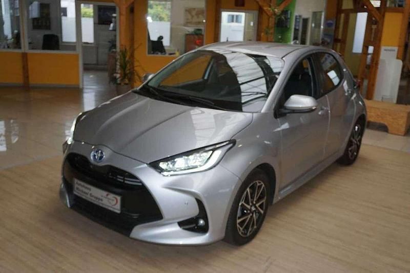 Silber Gebraucht 2021 Toyota Yaris Team Limousine | 18.990 € (Fairer Preis) - Bild 1/4