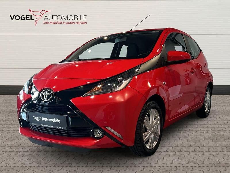 Rot Gebraucht 2016 Toyota Aygo X-play Kleinwagen | 7.870 € (Fairer Preis) - Bild 1/4