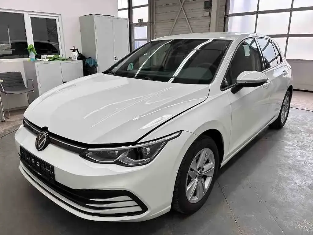 Gebraucht VW Golf VIII Life 131 PS (96 kW) 2023 Weiß Limousine