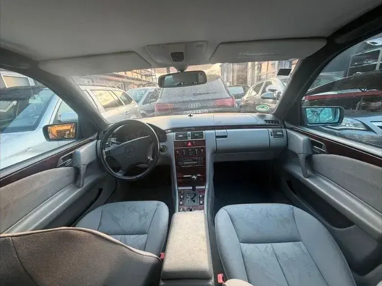 Gebraucht Mercedes E280 204 PS (150 kW) 1998 Blau Limousine