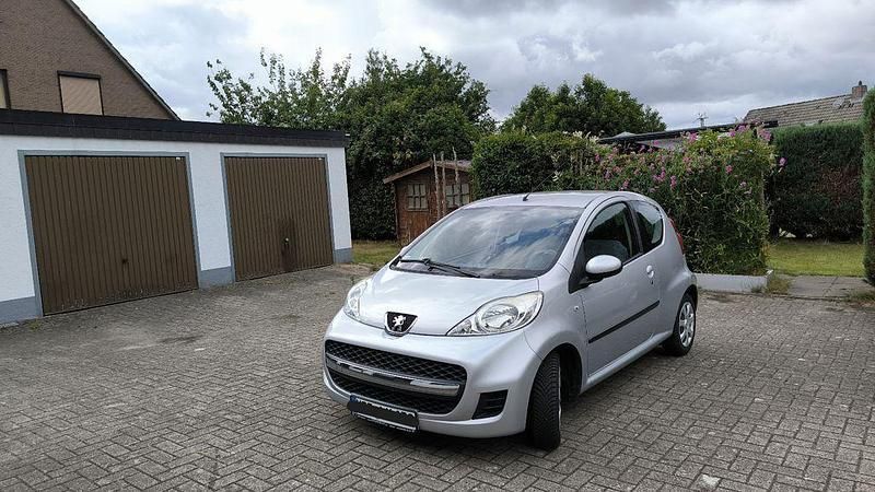 Silber Gebraucht 2011 Peugeot 107 Filou Kleinwagen | 2.500 € (Fairer Preis) - Bild 1/4