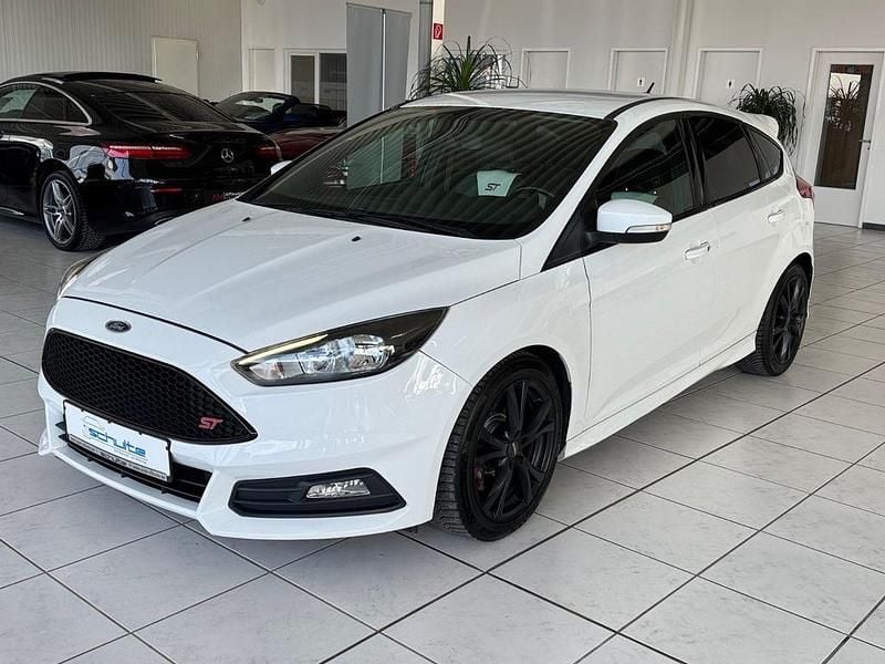 Gebraucht Ford Focus ST 250 PS (183 kW) 2017 Weiß Limousine