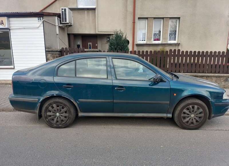 Grün Gebraucht 1999 Skoda Octavia Limousine | 990 € - Bild 1/1