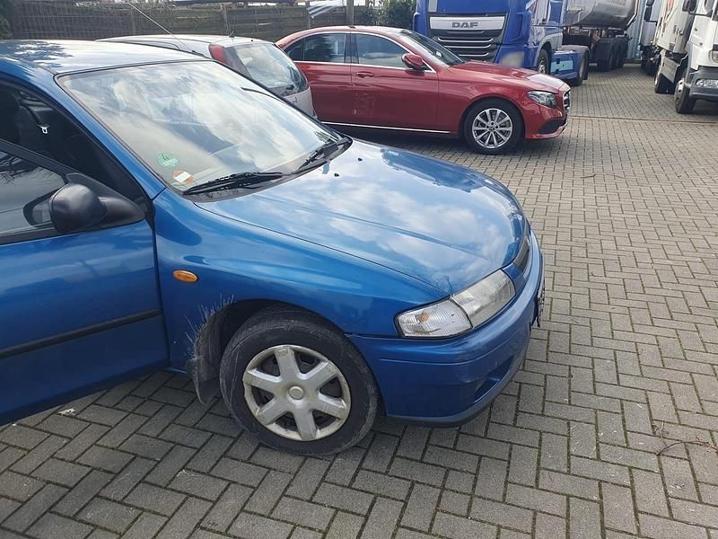 Usado Mazda 323F 75 HP (55 kW) 2000 Azul Citadino