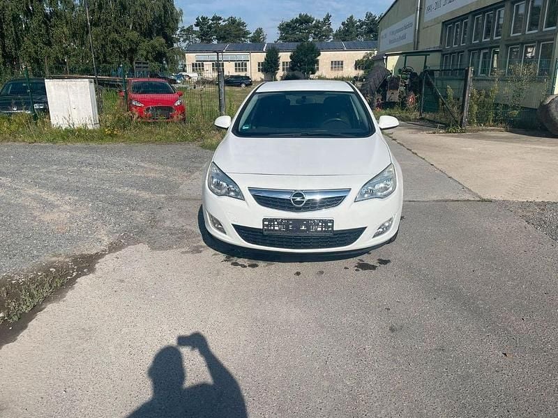 Weiß Gebraucht 2011 Opel Astra Edition Limousine | 3.600 € (Guter Preis) - Bild 1/4