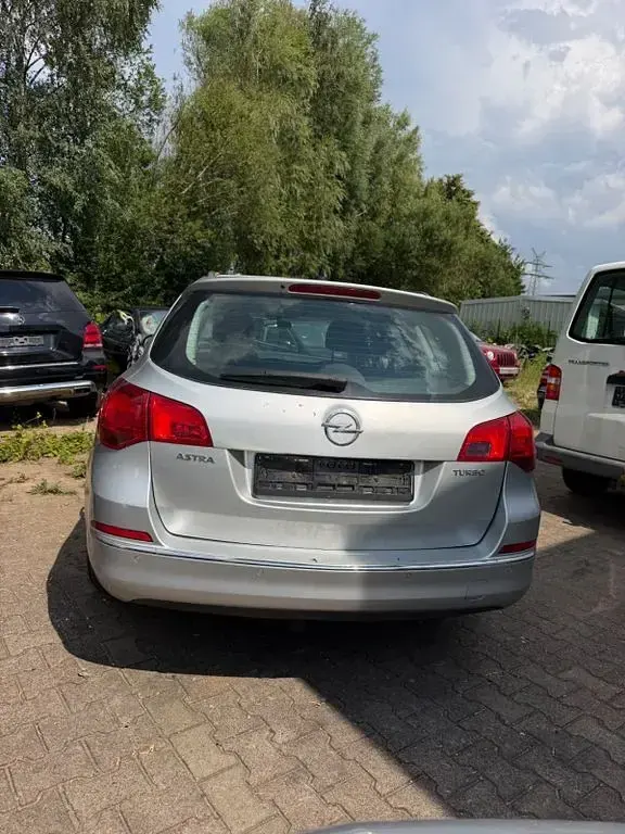 Gebraucht Opel Astra Edition 140 PS (102 kW) 2014 Silber Kombi
