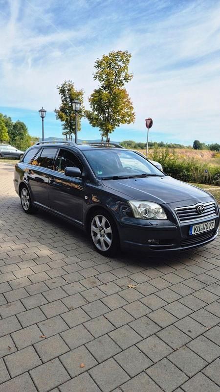 Grau Gebraucht 2004 Toyota Avensis Sol Kombi | 2.300 € (Fairer Preis) - Bild 1/4