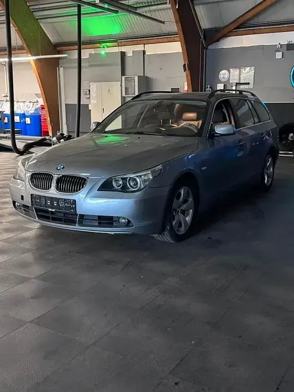 Gebraucht BMW 525 218 PS (160 kW) 2007 Grau Kombi