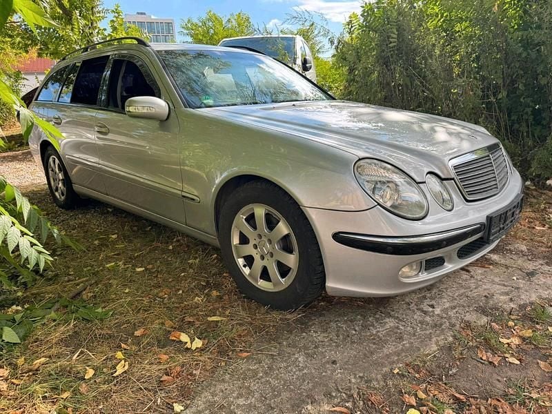 Silber Gebraucht 2004 Mercedes E220 Kombi | 1.650 € (Fairer Preis) - Bild 1/4
