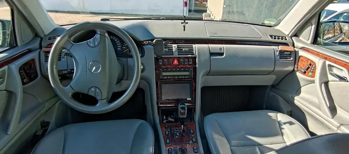 Używany Mercedes E430 279 KM (205 kW) 2001 Czarny Sedan/Limuzyna