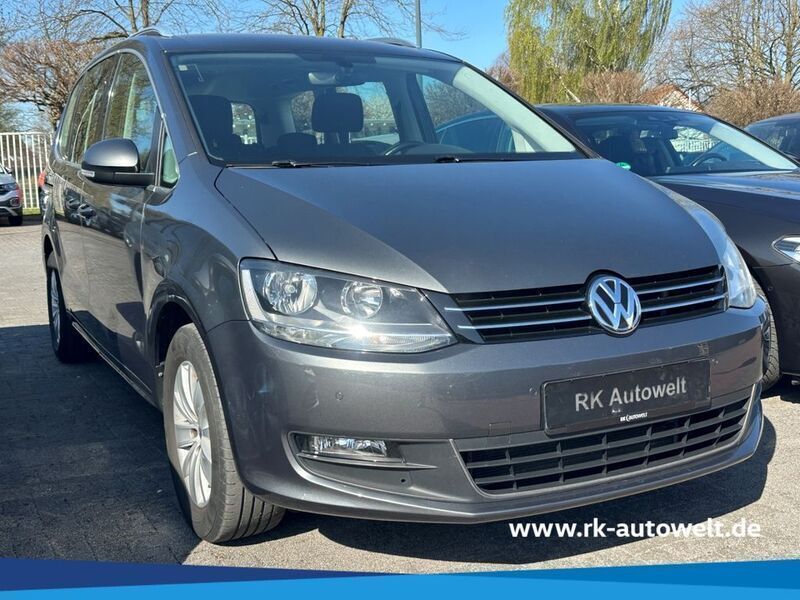 Grau Gebraucht 2017 VW Sharan Comfortline Van / Kleinbus | 22.490 € (Etwas zu teuer) - Bild 1/4