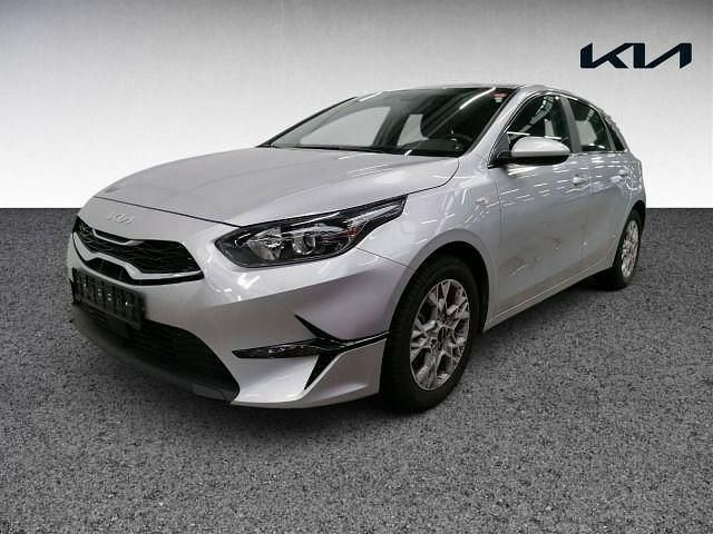 Gebraucht Kia Ceed 140 PS (102 kW) 2024 (kcs) sparklingsilber met. Kleinwagen