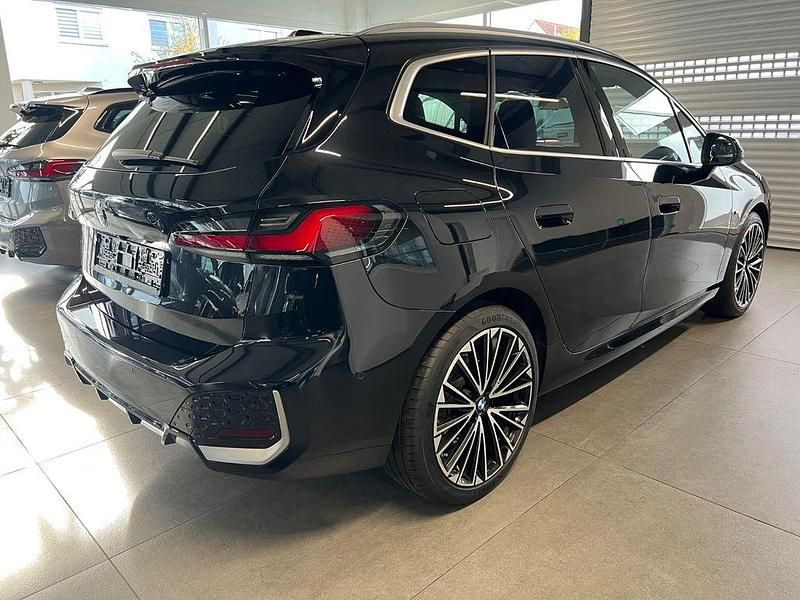 Schwarz Gebraucht 2024 BMW 218 Active Tourer M Sport Van / Kleinbus | 28.900 € (Guter Preis) - Bild 1/4