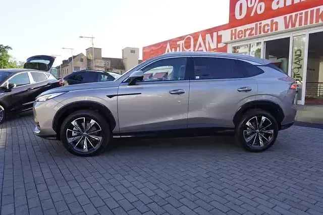 Neu MG HS Luxury 224 PS (164 kW) 2026 Cosmicsilbermet. SUV