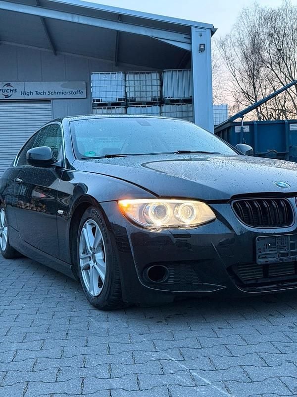 Gebraucht BMW 320 184 PS (135 kW) 2012 Schwarz Coupé