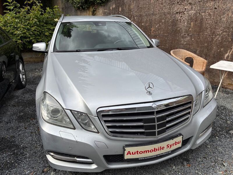 Silber Gebraucht 2011 Mercedes E300 Avantgarde Limousine | 6.900 € (Superpreis) - Bild 1/4
