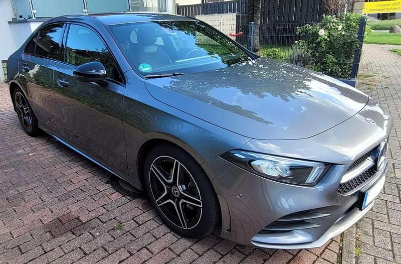 Grau Gebraucht 2022 Mercedes A200 Advanced Limousine | 26.500 € (Etwas zu teuer) - Bild 1/4