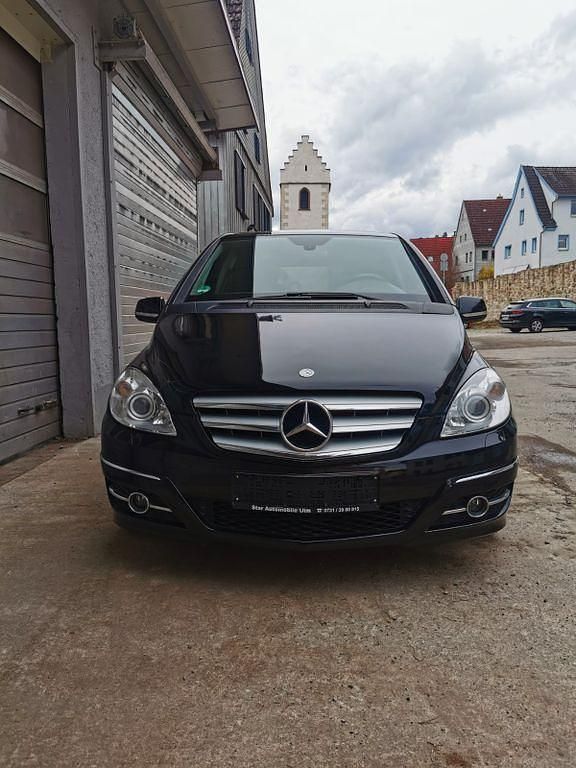Używany Mercedes B200 140 KM (102 kW) 2011 Czarny Minivan