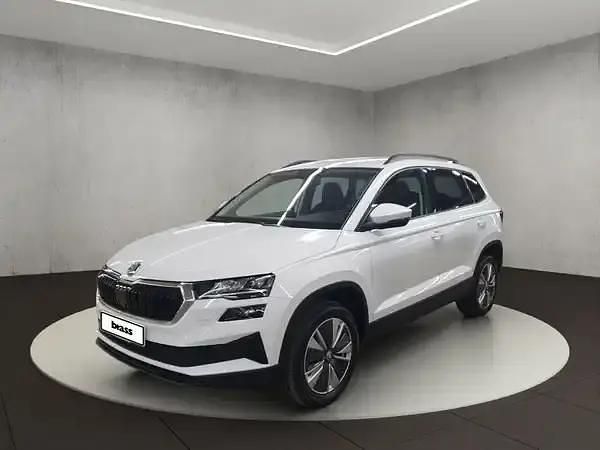 Moonweiß perleffekt/moonweiss metallic Gebraucht 2024 Skoda Karoq Ambition SUV | 30.950 € (Fairer Preis) - Bild 1/4