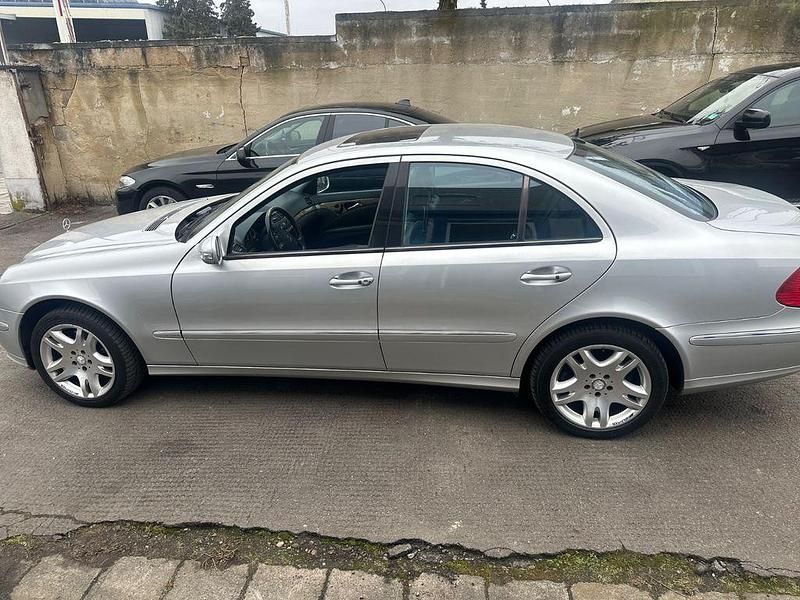 Second-hand Mercedes E500 306 CP (225 kW) 2006 Argintiu Berlinǎ