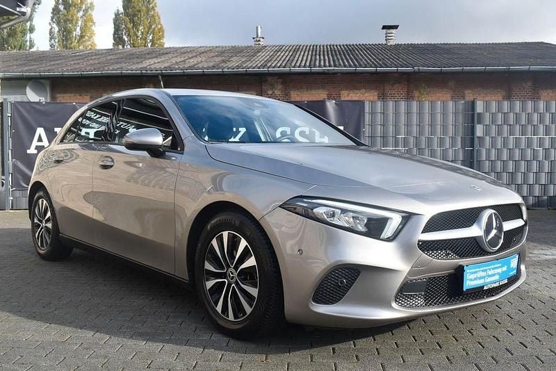 Silber Gebraucht 2021 Mercedes A180 Limousine | 19.690 € (Superpreis) - Bild 1/4