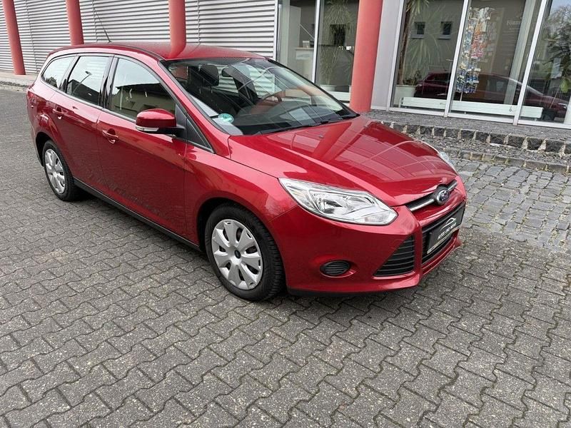 Gebraucht Ford Focus Trend 101 PS (74 kW) 2014 Rot Kombi