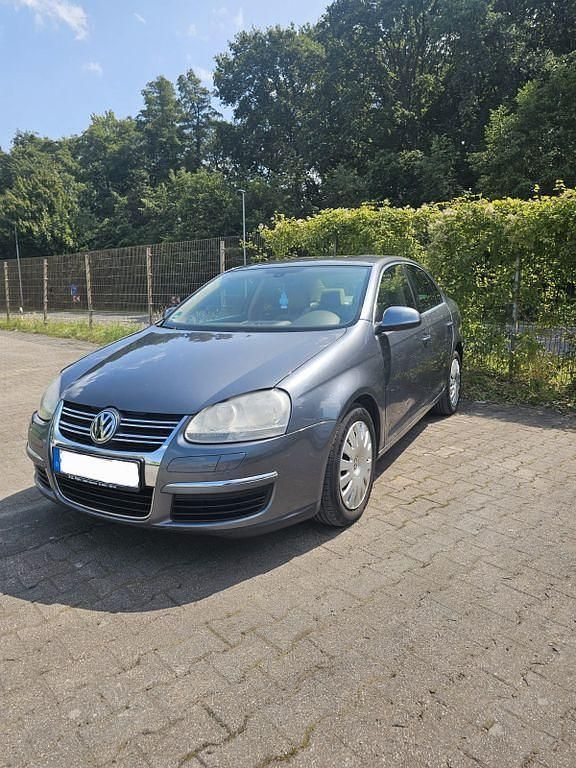Grau Gebraucht 2006 VW Jetta Comfortline Limousine | 3.000 € (Etwas zu teuer) - Bild 1/4